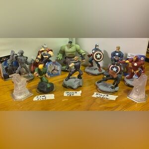 9 Disney Infinity 2.0 and 3.0 Marvel Avengers figures, 2 Towers 2 power discs